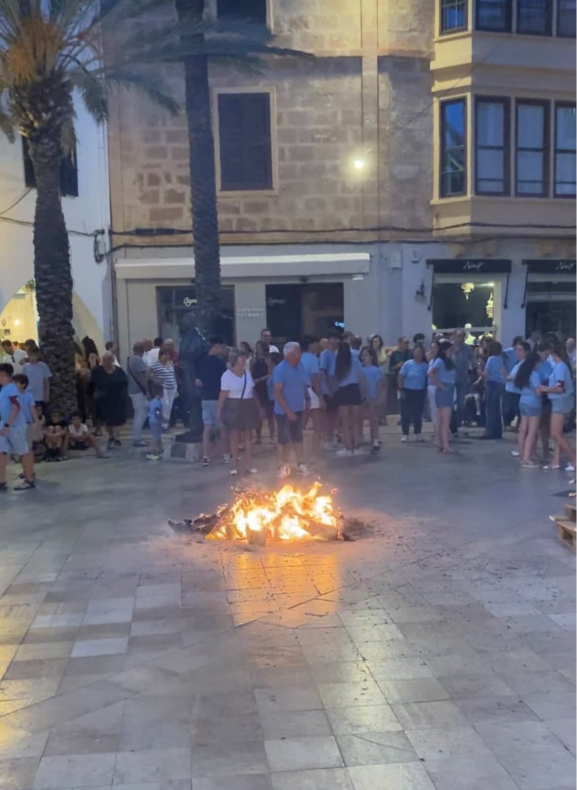 Un feu lors de la Saint Jean à Ciutadella.