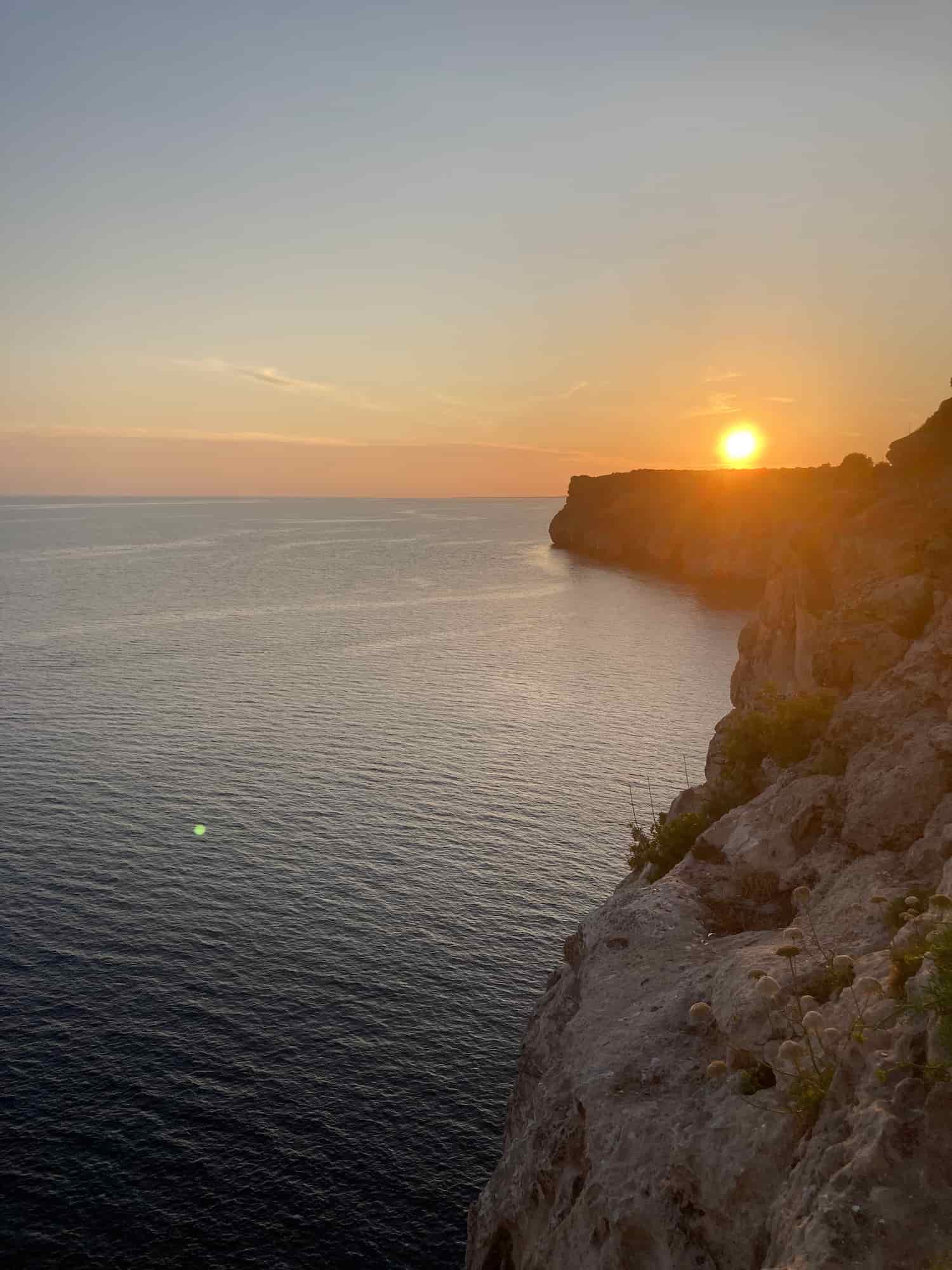 Un coucher de soleil à la Cova d'en Xoroi à Minorque.