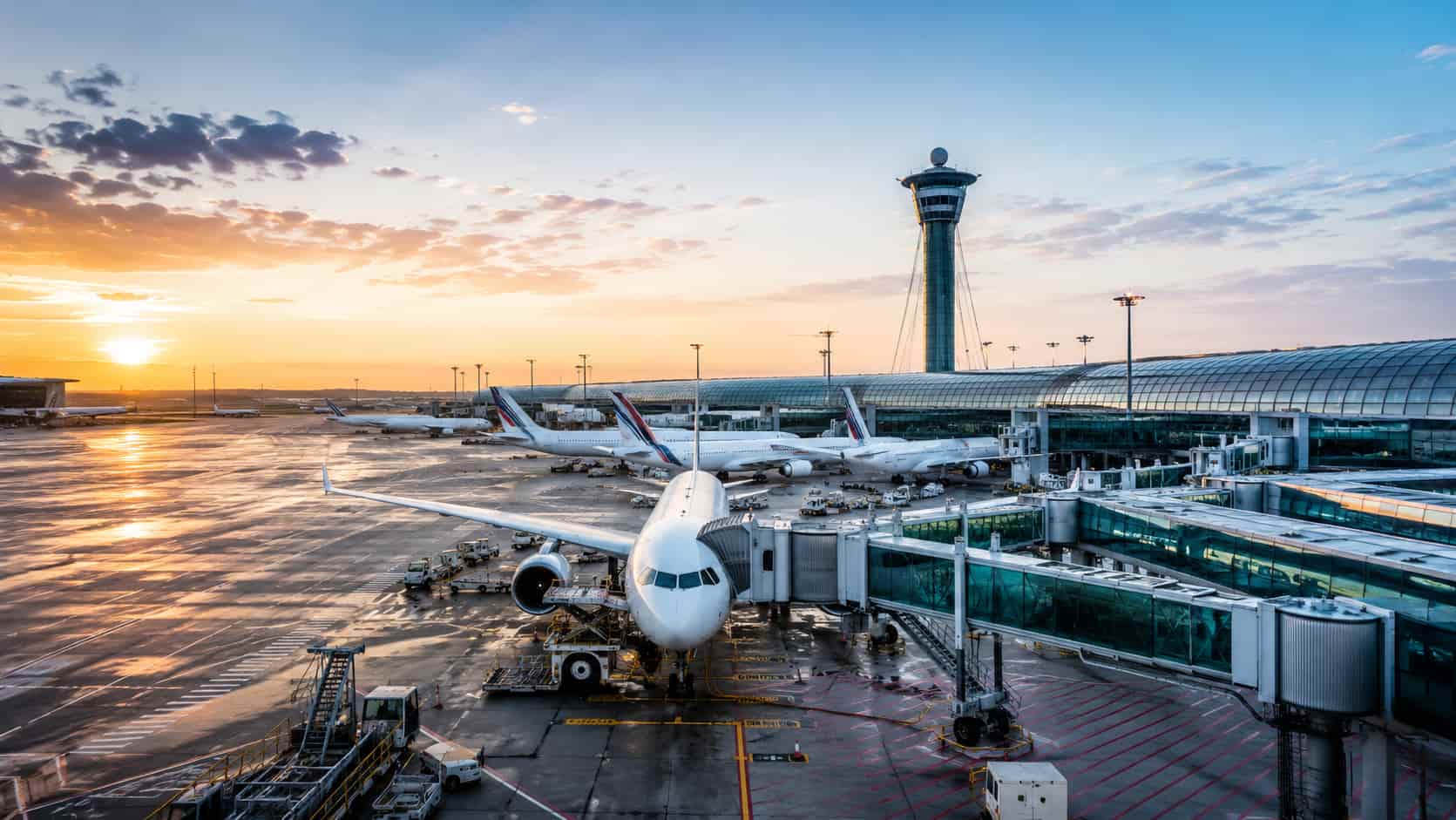 Un avion relié à une passerelle à l'aéroport.